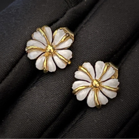 ✨Dainty Vintage Signed Trifari Daisy Clip On Earrings - Picture 2 of 4